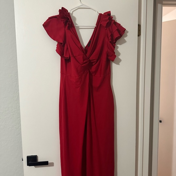 Venus ruffle sleeve jumpsuit in red. Size 20 - Picture 4 of 6